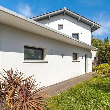 - High Standing Contemporay Villa