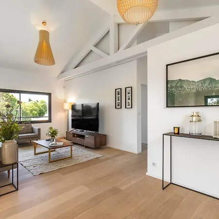 - High Standing Contemporay Biarritz