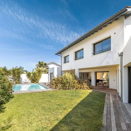 - High Standing Contemporay Villa