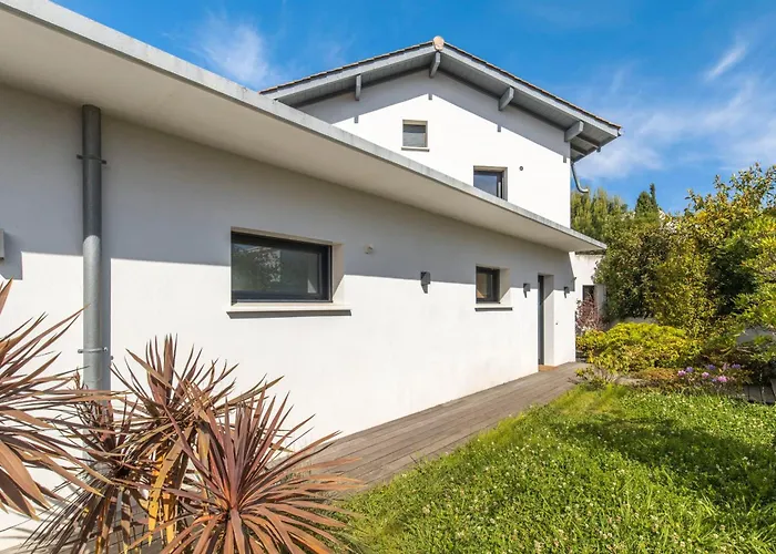 - High Standing Contemporay Villa